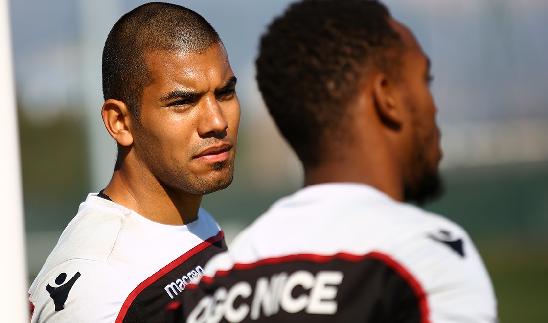 亚眠在客场艰难取胜，拿到重要三分